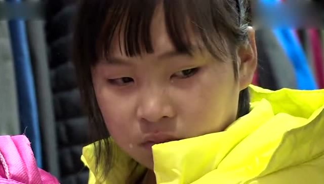 《变形计》好心阿姨送一双几百块的鞋给隆仙桃,她拿六块钱感谢