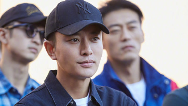 贾乃亮身穿干练简装 现身电影《特警队》开机仪式