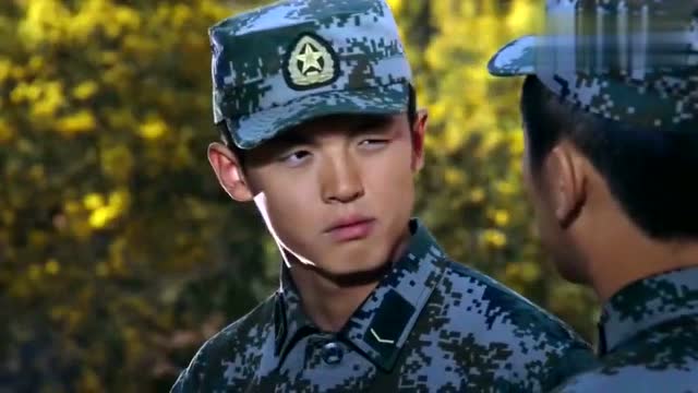 麻辣女兵:左轮派小帅对付汤小米,没想到汤小米派出潇薇太逗了