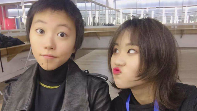 窦唯二女儿窦佳嫄晒杂志拍摄花絮!酷帅短发好似王菲女儿!