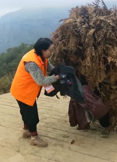 这么大的年龄还在为了生活奔波,辛苦工作,令人心酸!