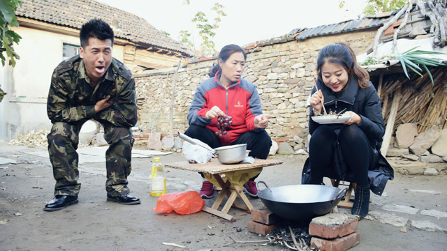 农村儿媳妇家中油炸葡萄,丈夫回家后说败家娘们,出锅后却感动了