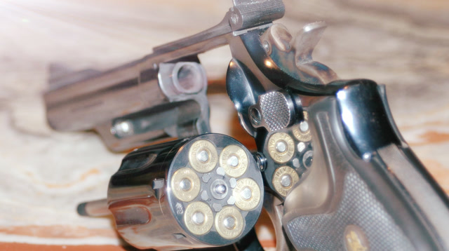 史密斯威森m19手枪靶场射击,老大爷的操作还是一如既往"行云流水"