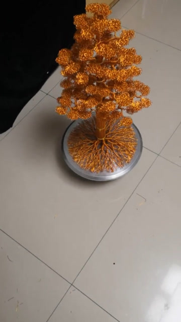 民间牛人用铜丝做出的摇钱树金光闪闪的