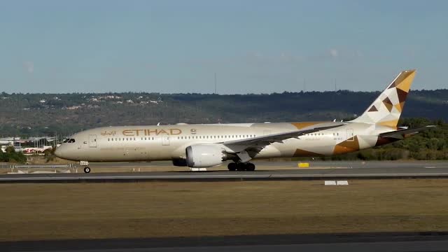 实拍阿提哈德航空波音787客机珀斯机场起飞