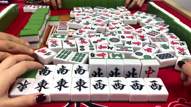 麻将:小姐姐大四喜的牌,还要等什么,立马胡牌就对了