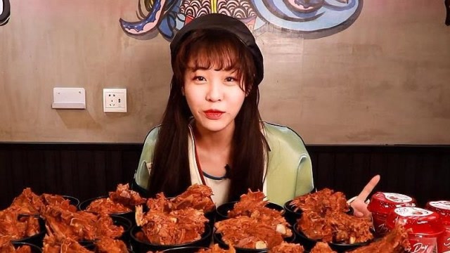 吃播大胃王:mini的为食出发,东北风味酱骨头,不顾形象嘬出好味道