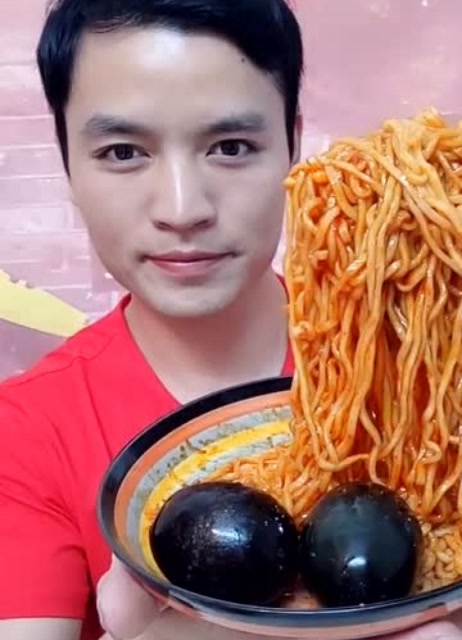 大海哥这速度厉害了,几口秒火鸡面,一口一个松花蛋吃的吧唧香!