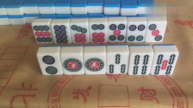 农村小伙打麻将,摸到七筒可以自摸还不知道,还在看了半天