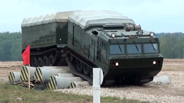 俄罗斯制造的履带运输车,一般的地形根本难不倒它!