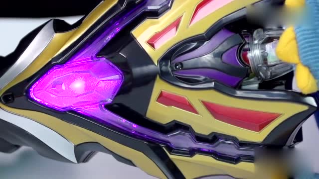 捷德奥特曼尊皇形态武器王者圣剑,里面还有一个奥特之王胶囊