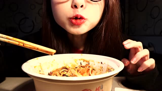 国产美食达人吃播,技术吃货不吧唧嘴,这嘴是吸尘器改的吗?