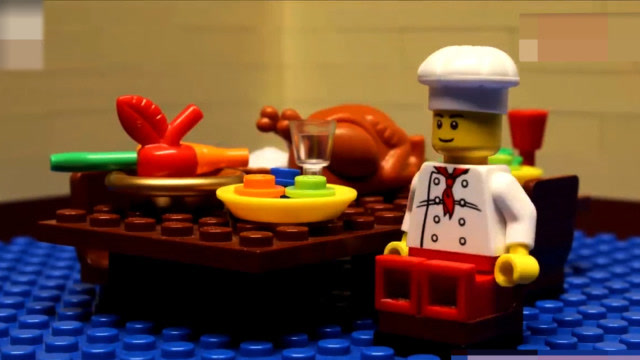 乐高玩具故事:一桌丰富的大餐,乐高人为何吃出这种表情?