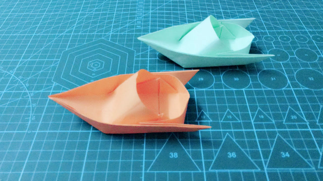 手把手教你折一个小快艇,做法非常简单,两分钟就做好了