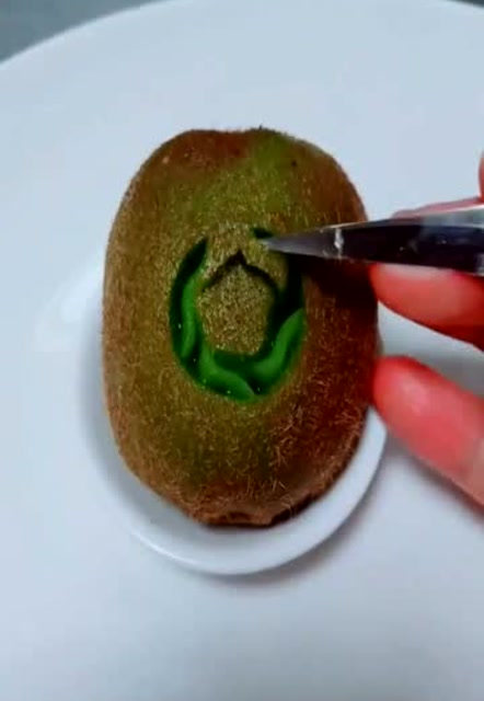 一个猕猴桃,不一会雕刻成了这样,看得我都不忍心吃了!