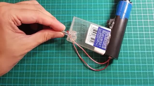 小伙自制电击器,赶紧用手指头试了一下,后悔不已