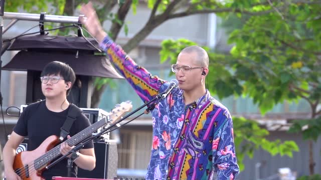 最近全网被《浪子回头》这首歌刷屏了,原唱现场刚一开口就差点哭了!