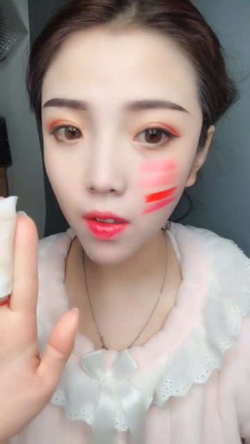 这口红涂满脸,能洗干净吗