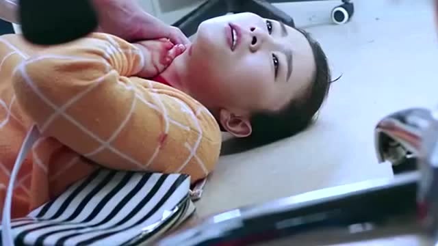 急诊科医生:精神病患者持刀对着孙萌,最终被划破喉咙!