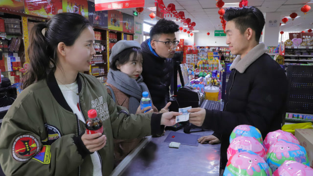 小伙超市买烟,指名要屁味的,看机智老板如何调制