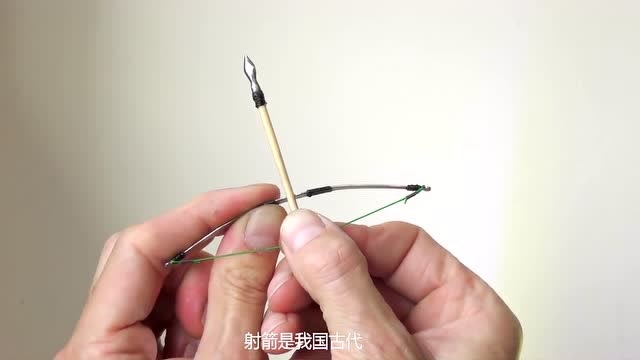 老外自制迷你弓箭,用牙签做的箭,网友:这是来搞笑的吗?