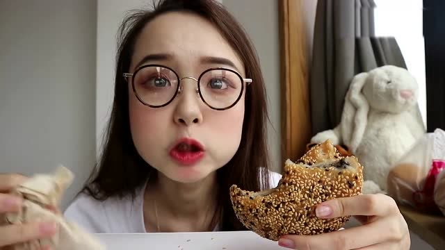 大胃王哎哟阿尤:小姐姐今天在家吃的早餐是麻球,吃的样子真呆萌!