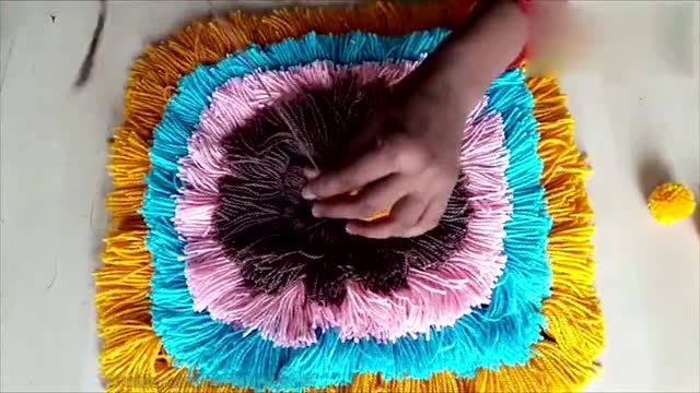 家里的旧衣服,旧毛线别丢,随便编一编,变身漂亮的地毯