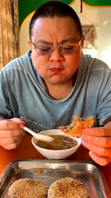 北京胖大哥吃牛肉烧饼,感觉牛肉馅很足,网友:芝麻好多!