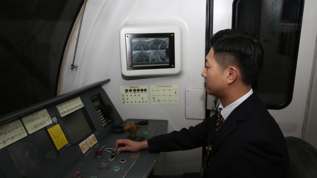 京港地铁末班司机:过年不能休息,返京高峰工作到凌晨两点