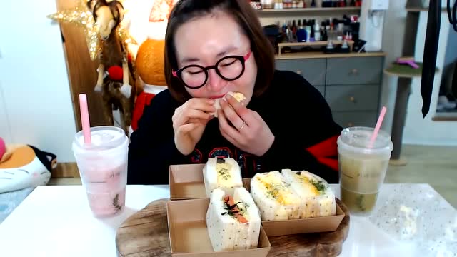 有弹性的三明治,胖妞小姐姐吃的超大口的啊