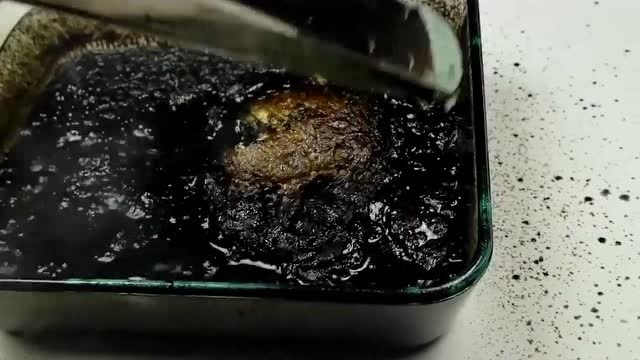 老外把手机夹在汉堡里,放在腐蚀性比硫酸还要强的液体里会怎样