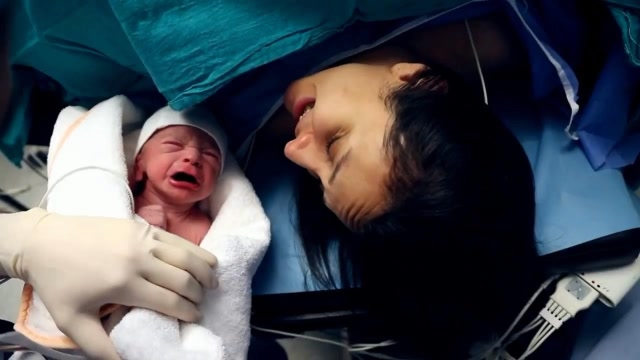 产房实录孕妇辛苦的剖腹产生子过程,一见到宝宝妈妈瞬间泪水决堤!