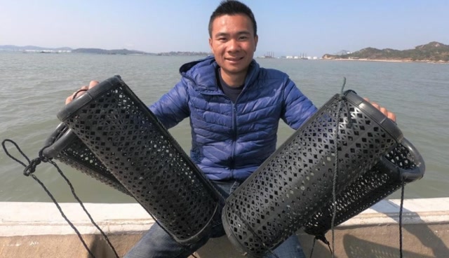 渔人阿烽:阿烽在笼里放上一个鲍鱼,海鳗,章鱼闻到鲍鱼味,钻笼里了