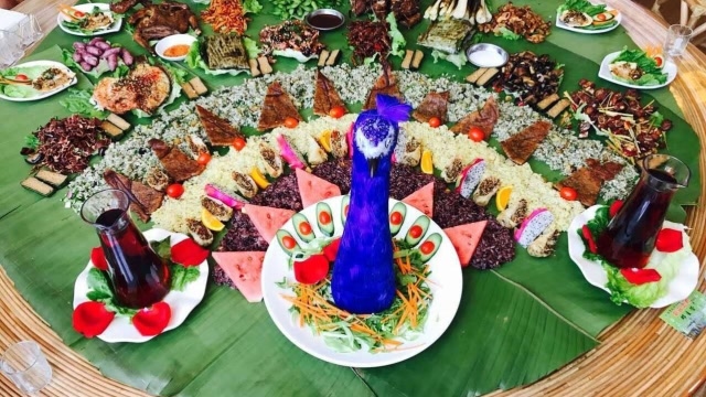 小伙组团去云南吃孔雀宴,本以为能吃到孔雀,最后尴尬了!