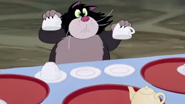 《灰姑娘》小老鼠正在睡懒觉,没想到被猫大人盯上了!