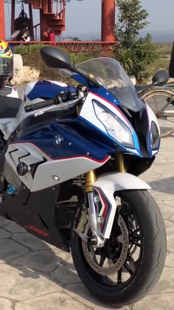 车身蓝白相间宝马机车,户外展示