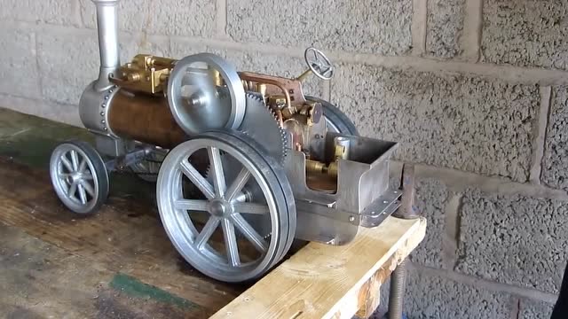 老工匠制造了一辆小蒸汽机,跑起来的样子真是太好玩了