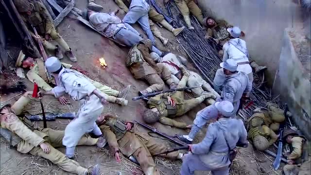 鬼子悄悄包围八路发起进攻,八路战士宁死不降,鬼子付出惨痛代价