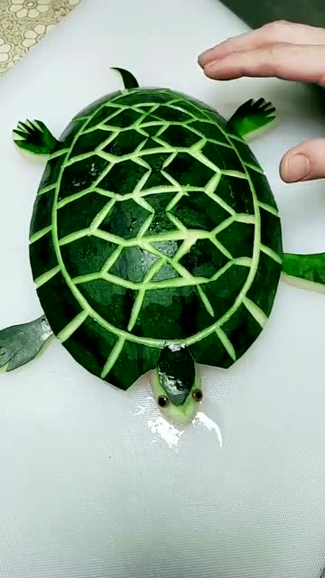 把西瓜皮雕刻出个乌龟,大哥好创意