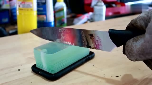 1000度的菜刀vs100张钢化玻璃,谁先败下阵?