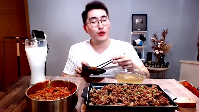 韩国大胃王吃烤肉,再配一锅超辣的拉面,这吃法很解馋