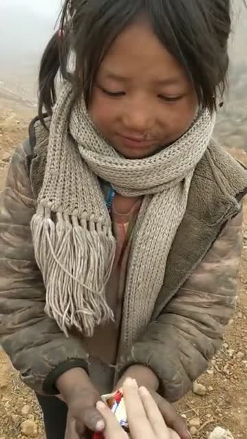 你是可爱的小天使,你也是可怜的留守儿童,吃糖吃糖!