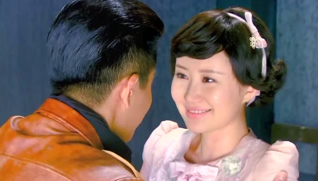 烽火佳人:只要有周霆琛在,佟毓婉什么都不怕,俩人拥抱在一起!