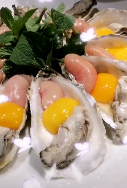 碳烤生蚝配鸡腰,摆好造型浇入秘制蒜蓉酱入烤箱烤8分钟即可