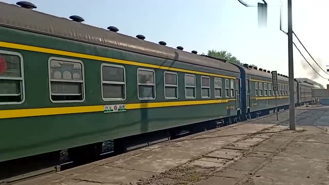 内燃机车df4d0515牵引7005次列车,从阎良站出站