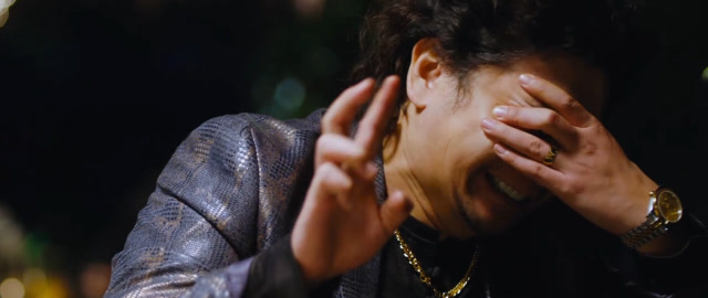 女儿随口叫了一声爸,男子打自己一个耳光,哭着说:二十年没听到了!