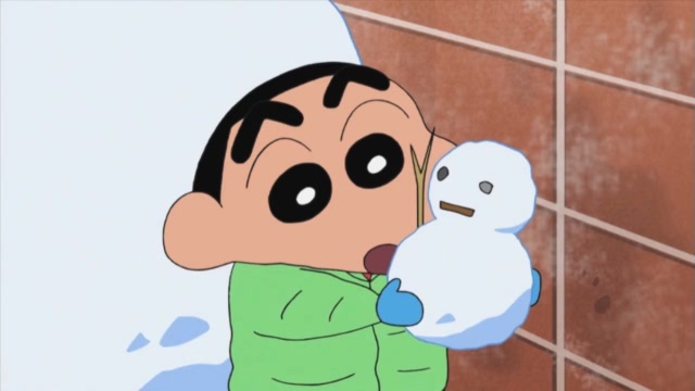 蜡笔小新:小新堆了个雪人,真是心灵手巧的孩子,太可爱了