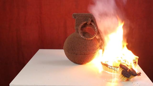 小伙耗费12000根火柴,摆好的手榴弹多米诺点燃后太壮观了