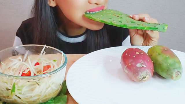 美女吃仙人掌果,感觉像在吃家常便饭,有那么好吃吗?