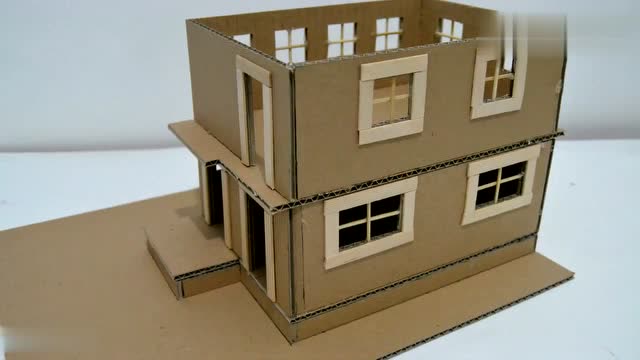 小伙纯手工搭建一个纸壳房屋,这动手能力真强,好漂亮